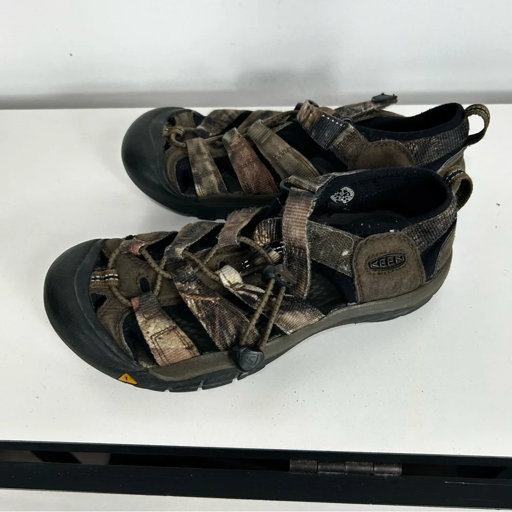 KEEN camo hiking kids sandal